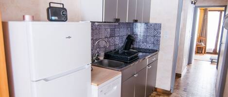 Een koelkast, een magnetron, een oven, een vaatwasser