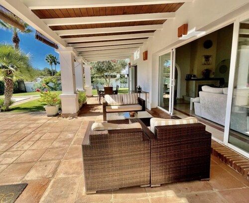 5star A/C villa, 5 min beach & marina w bars refurb. pool & garden. 