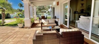 5star A/C villa, 5 min beach & marina w bars refurb. pool & garden. 