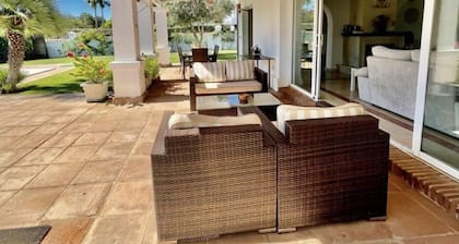 5star A/C villa, 5 min beach & marina w bars refurb. pool & garden.