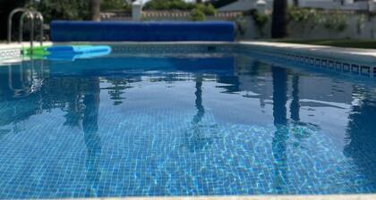 5star A/C villa, 5 min beach & marina w bars refurb. pool & garden.