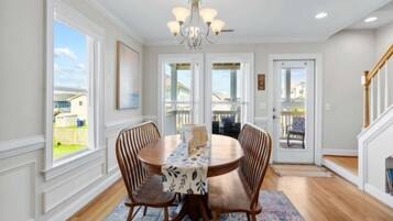 House, 4 Bedrooms | Dining