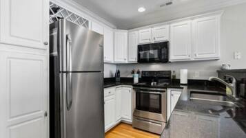 House, 4 Bedrooms | Private kitchen | Fridge, oven, coffee/tea maker, toaster