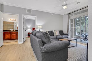 TV - Enchanting condo with pool, hot tub, fitness area, balcony, & washer/dryer (Davenport)