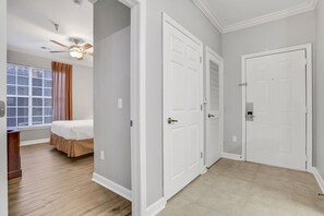 2 bedrooms, iron/ironing board, Internet, bed sheets - Enchanting condo with pool, hot tub, fitness area, balcony, & washer/dryer (Davenport)