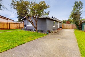 Property grounds - Dog-friendly home with washer/dryer & free WiFi - half mile to hiking & zoo (Eureka)