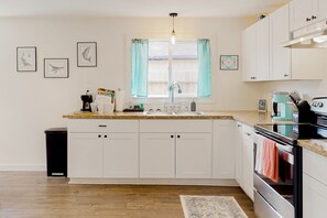 Fridge, microwave, oven, stovetop - Dog-friendly home with washer/dryer & free WiFi - half mile to hiking & zoo (Eureka)