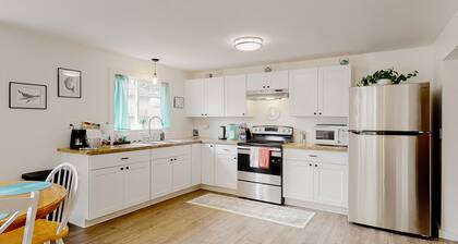 Dog-friendly home with washer/dryer & free WiFi - half mile to hiking & zoo