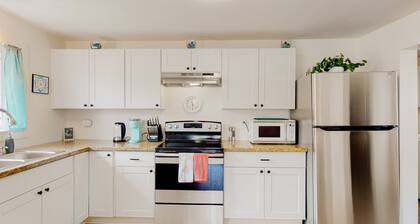 Dog-friendly home with washer/dryer & free WiFi - half mile to hiking & zoo