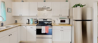 Dog-friendly home with washer/dryer & free WiFi - half mile to hiking & zoo