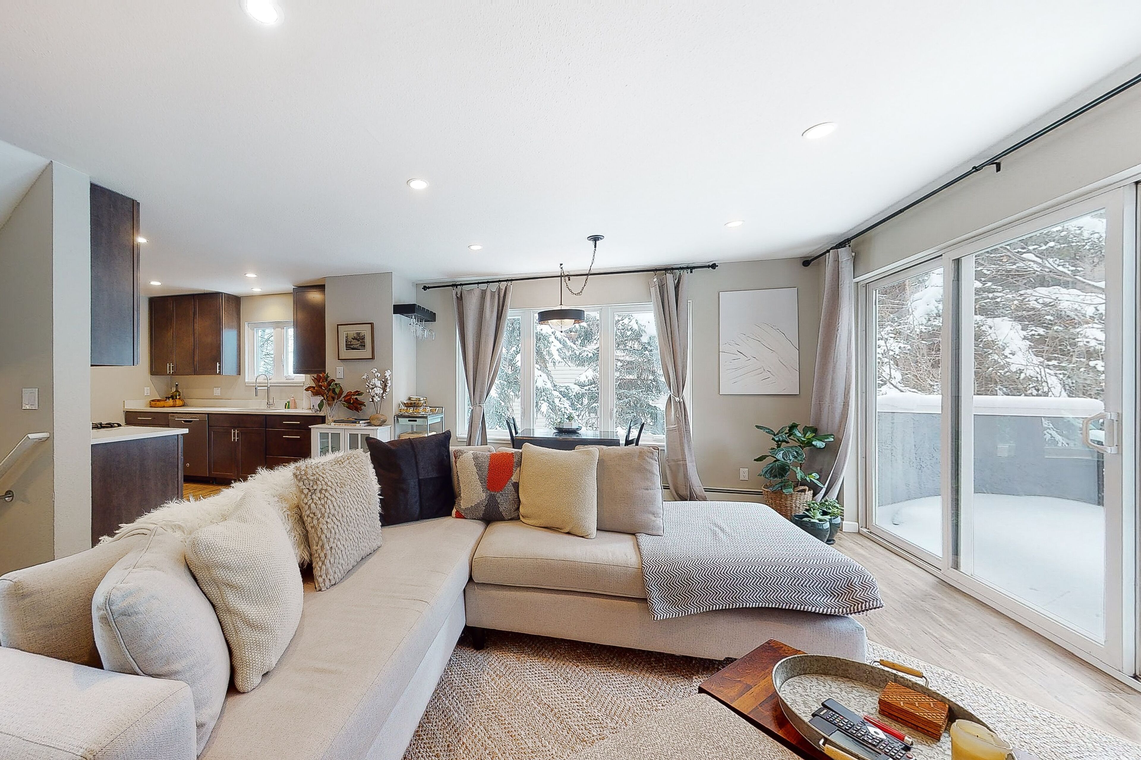 3-story townhome with fireplace, balcony, & W/D - near ski lifts & golf course