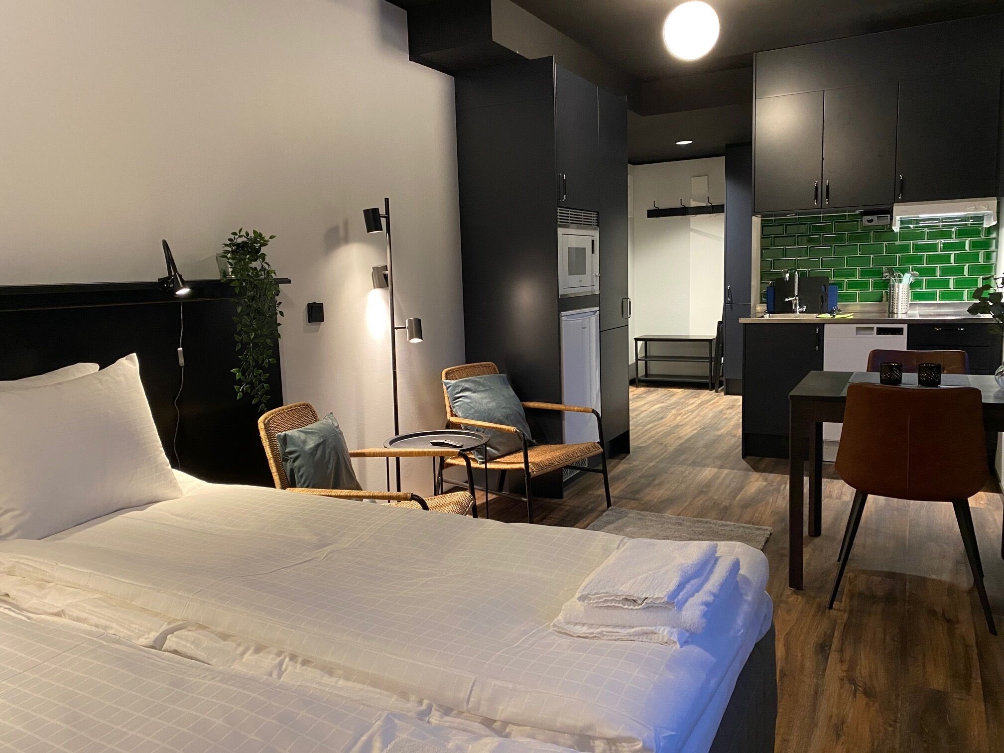 Espacio para trabajar con laptop y cortinas blackout 