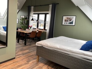 Studiosvit för familj | Arbetsyta för laptop, mörkläggningsgardiner och ljudisolering