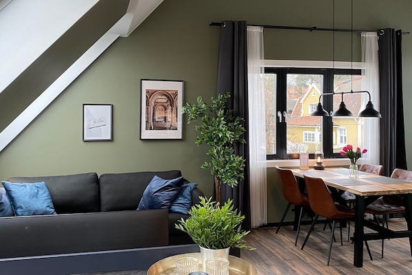 Studiosvit för familj | Arbetsyta för laptop, mörkläggningsgardiner och ljudisolering