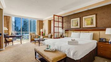 Escritorio, tabla de planchar con plancha, wifi gratis y ropa de cama