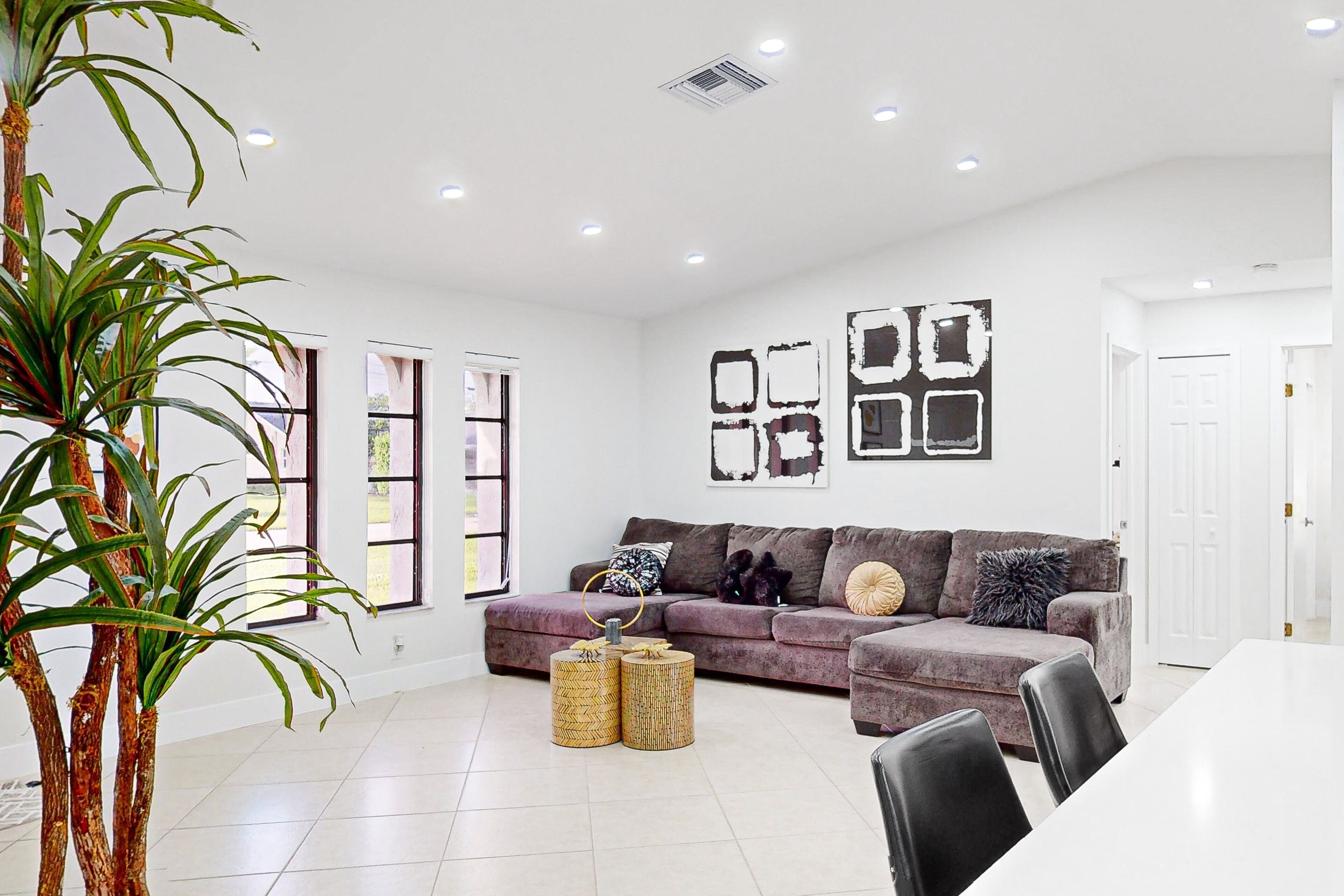 Beautiful dog-friendly home with private pool, bikes, enclosed backyard, & grill
