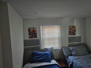 2 habitaciones, escritorio, tabla de planchar con plancha y wifi gratis 