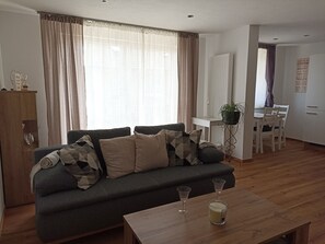 Fernseher, Tischtennisplatte, Bücher