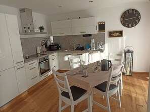 Kühlschrank, Mikrowelle, Herdplatte, Geschirrspüler