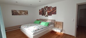 1 bedroom, desk, free WiFi, bed sheets