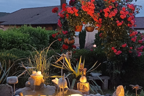 Gartenspringbrunnen bei Abenddämmerung