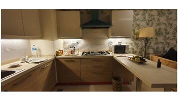 Refrigerador, microondas, tetera eléctrica y utensilios de cocina