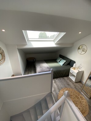 1 slaapkamer, een bureau, een strijkplank/strijkijzer, reisbedje