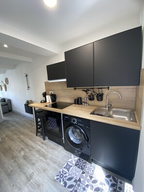 Een koelkast, een microgolfoven, een oven, een kookplaat