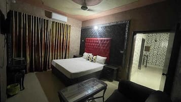 Quarto casal luxo | Ferros/tábuas de passar roupa, Wi-Fi de cortesia