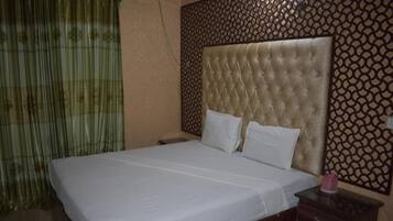 Quarto casal luxo | Ferros/tábuas de passar roupa, Wi-Fi de cortesia