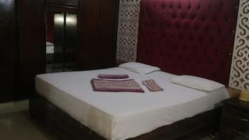 Quarto casal luxo | Ferros/tábuas de passar roupa, Wi-Fi de cortesia