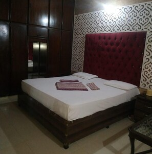 Deluxe Double Room | Iron/ironing board, free WiFi - MoonSoon Hotel (Lahore)