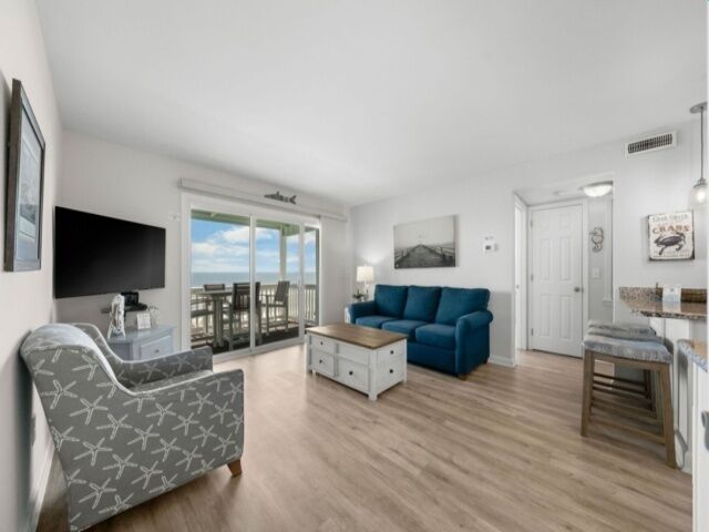 Condo, 1 Bedroom | Living area