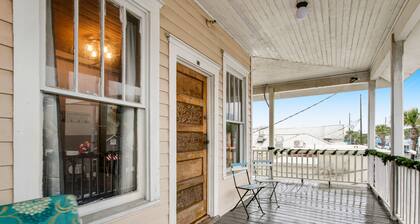 Quaint 2nd-floor studio 1 block from the beach with fast WiFi, deck, cable, & AC