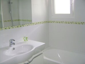 Regadera, secadora de cabello, toallas, papel de baño