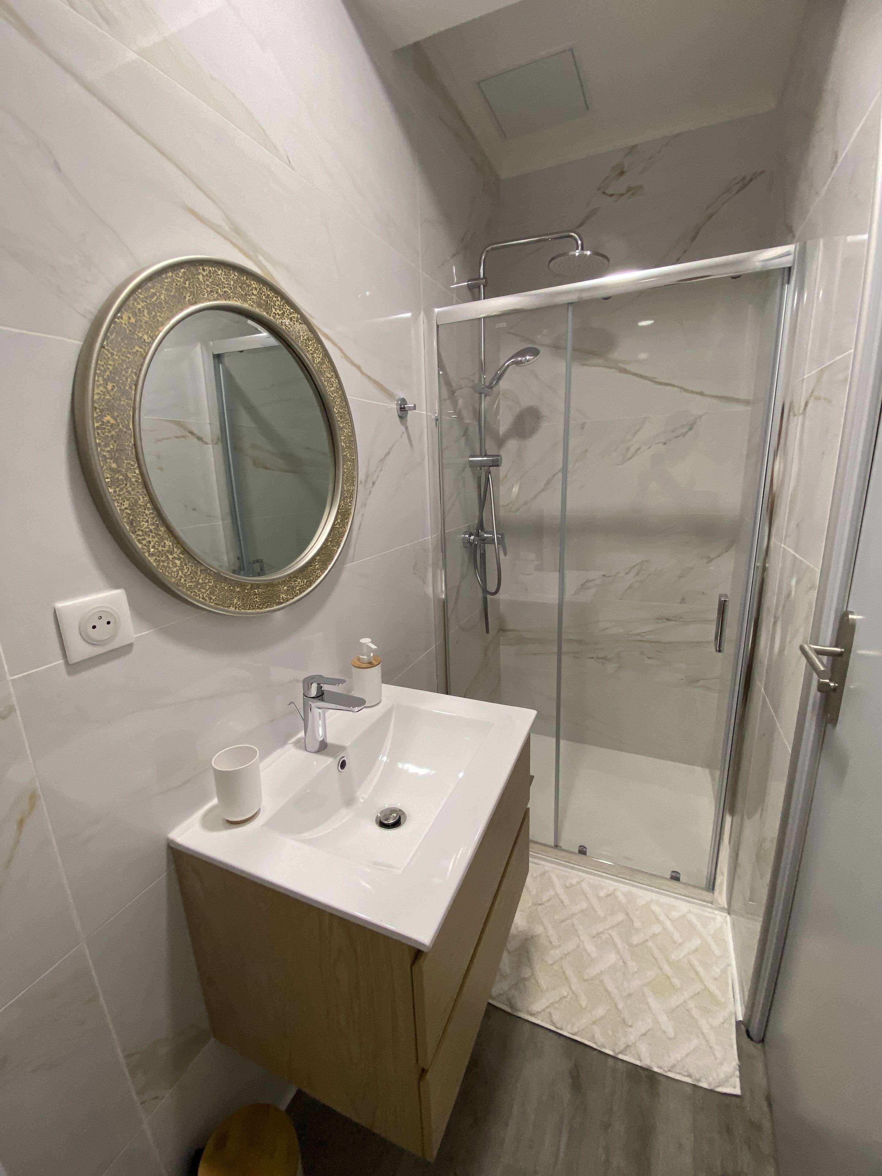 Douche, sèche-cheveux, serviettes fournies, papier toilette