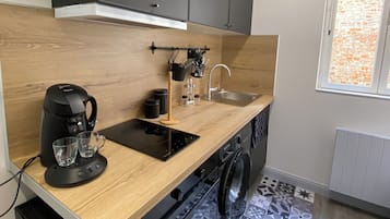 Kühlschrank, Mikrowelle, Ofen, Herdplatte