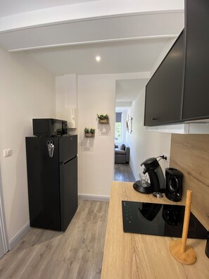 Refrigerador, microondas, horno, placa de cocina