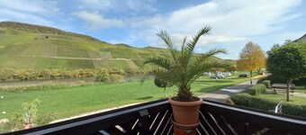 Moselstrand 2 uniquely beautiful location directly on the Moselle, on the Moselle cycle path g