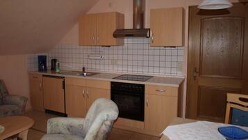 Fridge, stovetop, coffee/tea maker, electric kettle