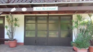 A building entrance with a sign reading "Fewo Moselstrand." - Moselstrand 2 uniquely beautiful location directly on the Moselle, on the Moselle cycle path g (Lösnich)
