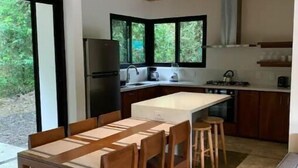 Kaffetrakter/tekoker, kjøleskap, ovn og kokeplater