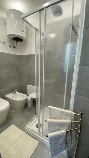 Shower, hair dryer, bidet, towels - A nest in the historic center of Asti (Asti)