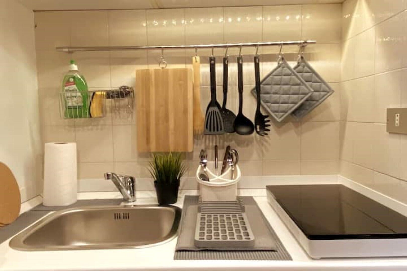 Frigorifero, microonde, piano cottura, macchina per tè/caffè