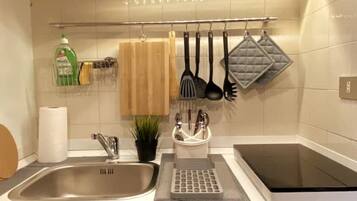 Frigorifero, microonde, piano cottura, macchina per tè/caffè