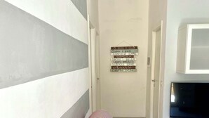Ein modernes Wohnzimmer mit einer Couch, einem Flachbildfernseher und einem motivierenden Wandbild.
