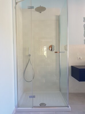 Douche, sèche-cheveux, bidet, serviettes fournies