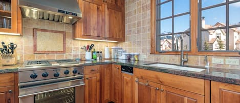 Fridge, oven, stovetop, dishwasher