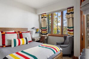 4 bedrooms, desk, iron/ironing board, free WiFi