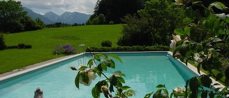 Una piscina al aire libre